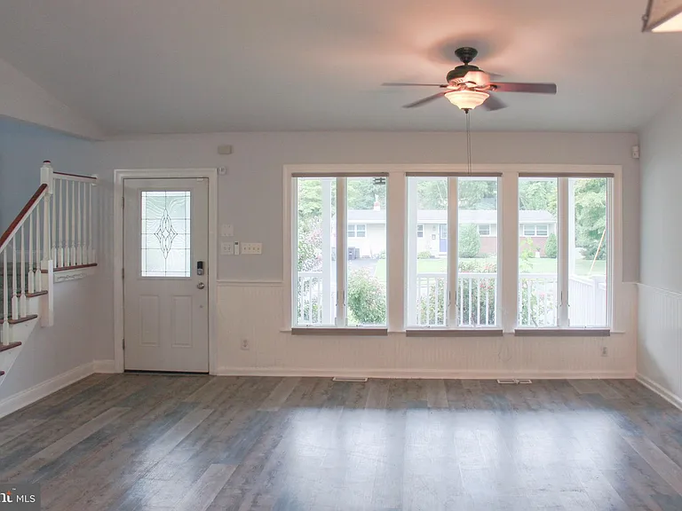 105 Robin Hood Ln — Photo 3