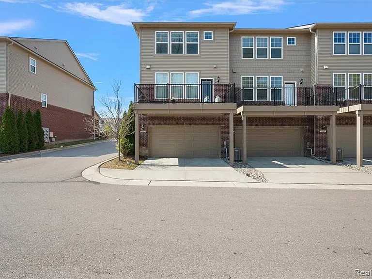 2877 Hartwick Dr — Photo 4