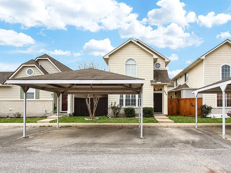 2619 Crown Arbor Dr — Photo 2