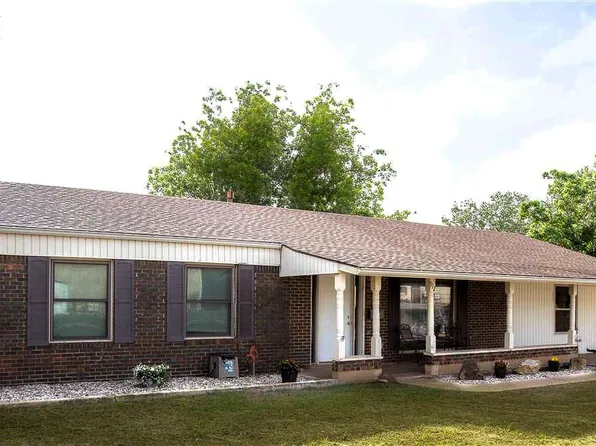 912 S Main St, Hennessey, OK 73742