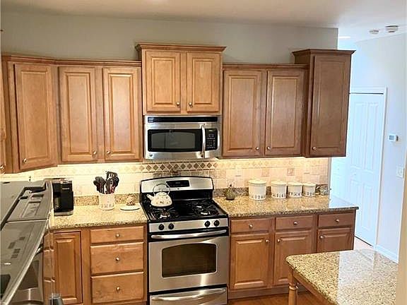 3rd image of 882 Graystone Cir