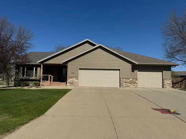 1412 Victory Cir, Luverne, MN 56156