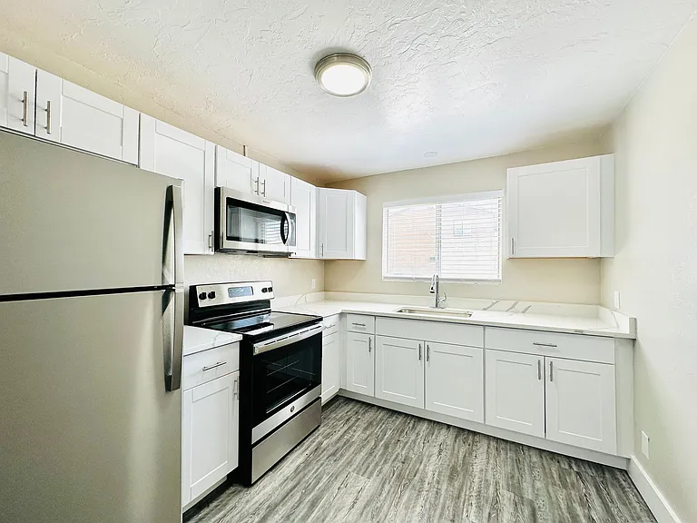 1 and 2 Bedrooms Great Location with Community Pool and Onsite Laundry! 1/2 of Mile from U of A — Photo 12