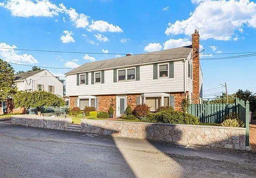 19 Swan Ave #B Photo 1