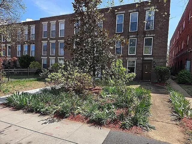 1827 E Capitol St SE — Photo 1