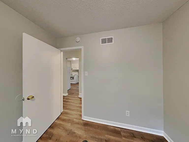6590 Embassy Cir — Photo 15