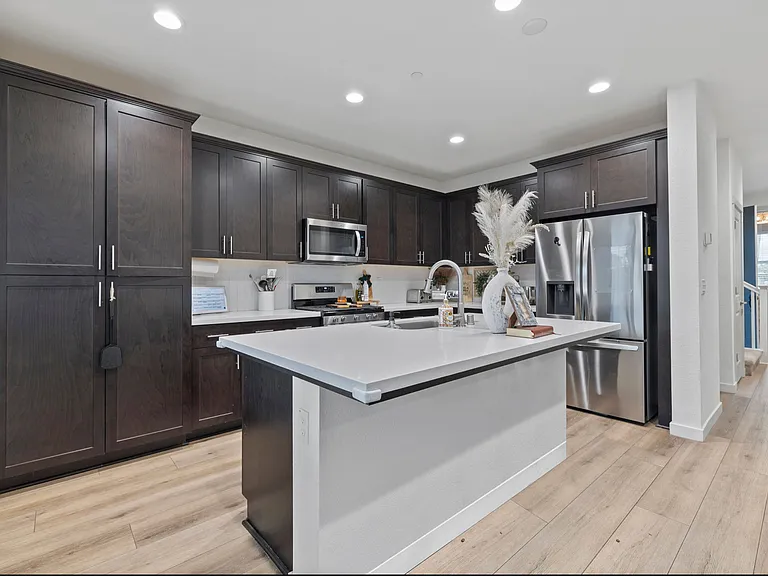 2651 Mulholland Dr — Photo 9