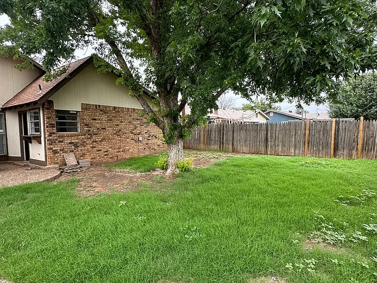1021 W Yucca Ave — Photo 28