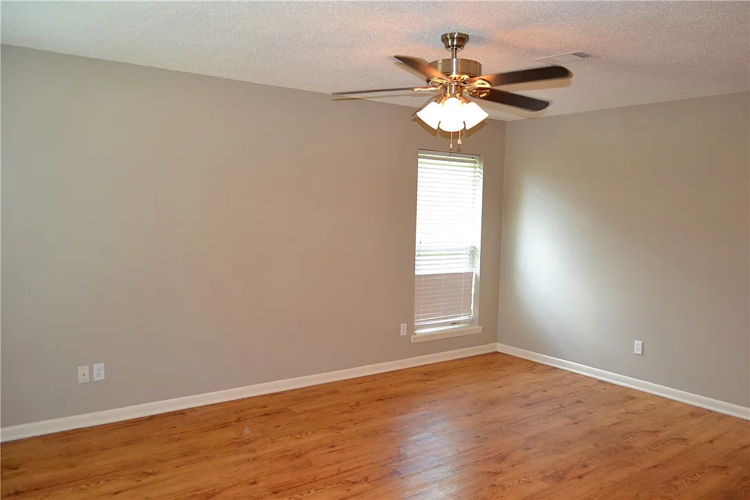 2 bed, 817 sqft, $1,295 — Photo 2