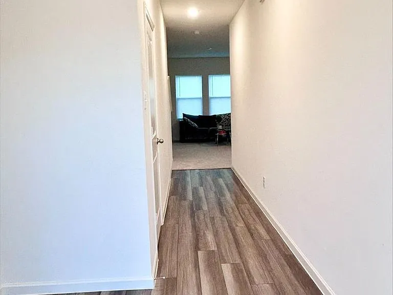 506 Valley View Dr — Photo 2