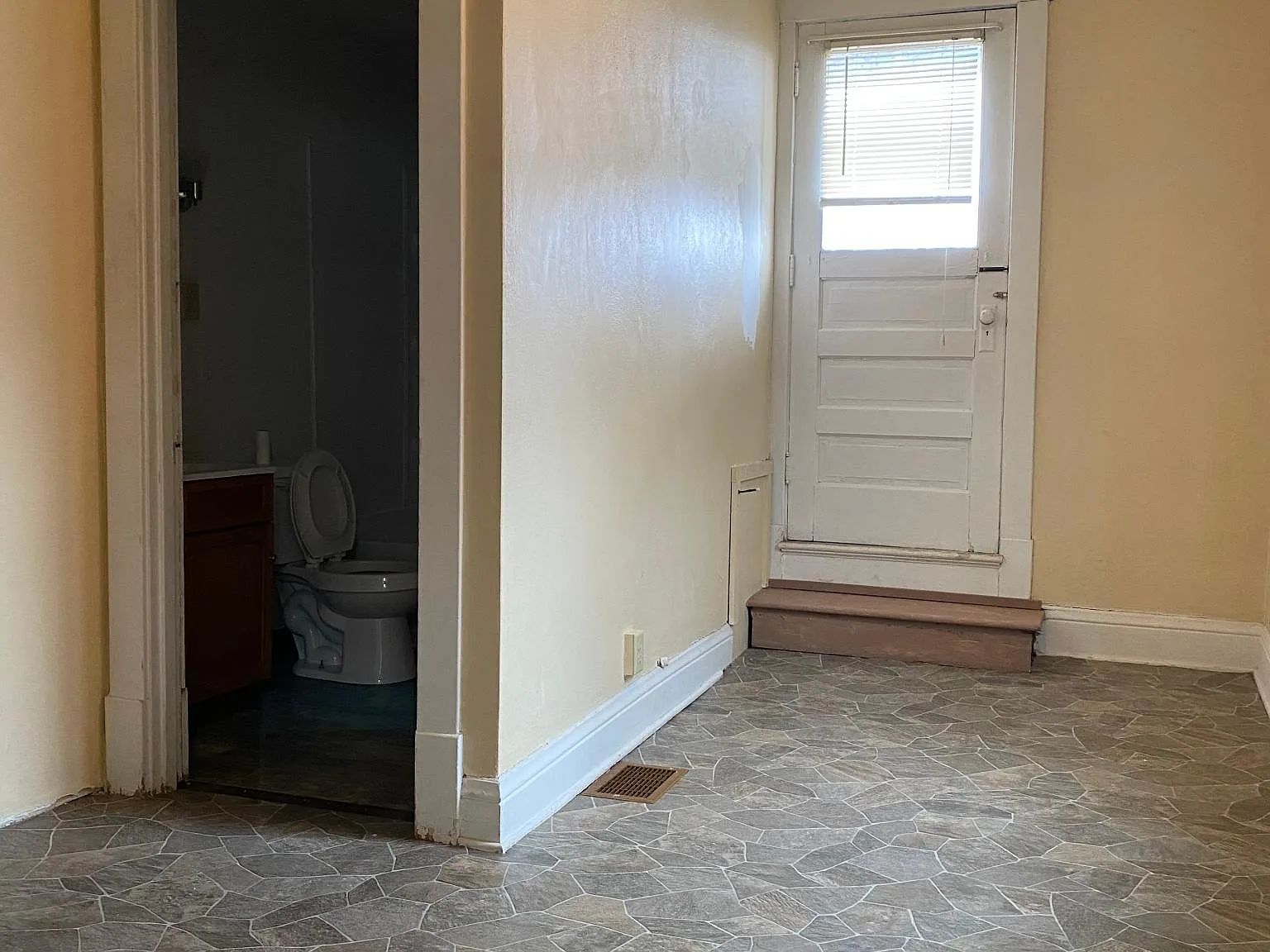 2 bed, 1590 sqft, $875 — Photo 4