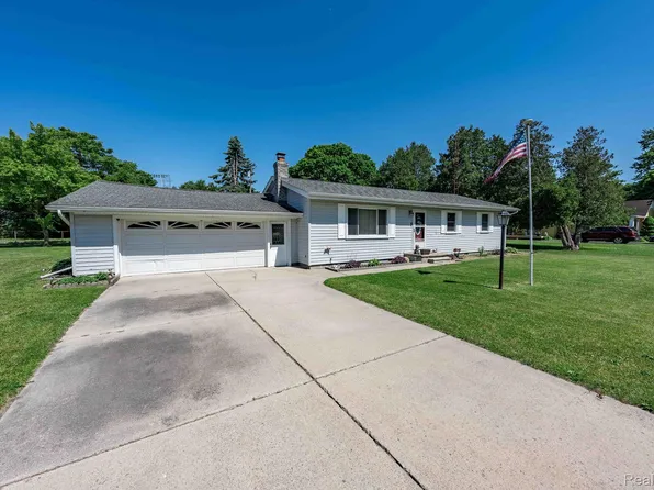 537 Saint James St, Marysville, MI 48040