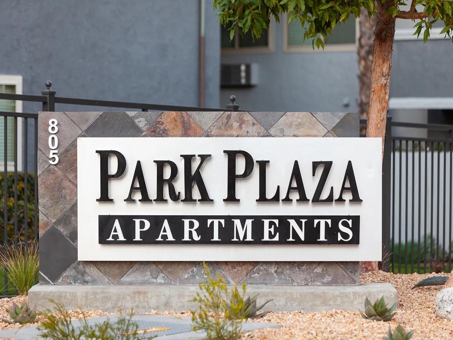 Park Plaza Apartments — Photo 1