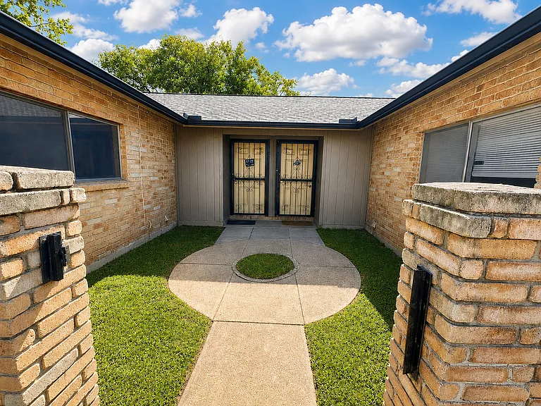 4704 Oakfield Way — Photo 2
