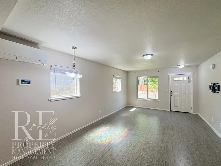 690 SE Olga Cir — Photo 3