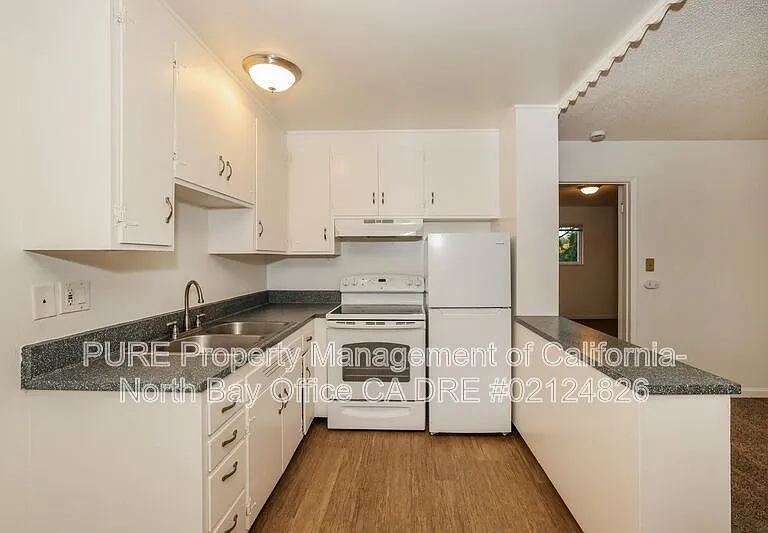 555 Dexter St #B — Photo 10