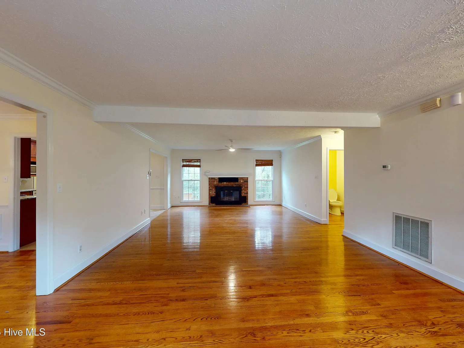 4 bed, 3.5 bath, 2743 sqft, $2,500 — Photo 2