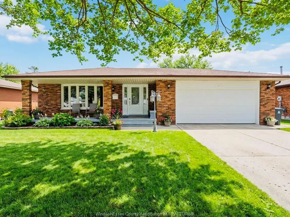 386 Woodridge Dr, Tecumseh, ON N8N 3A8