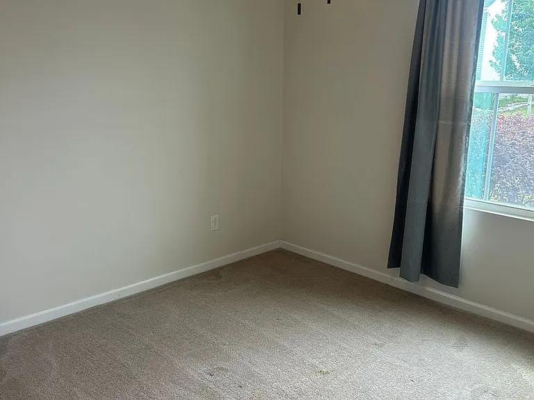 111 Portchester Ln — Photo 8
