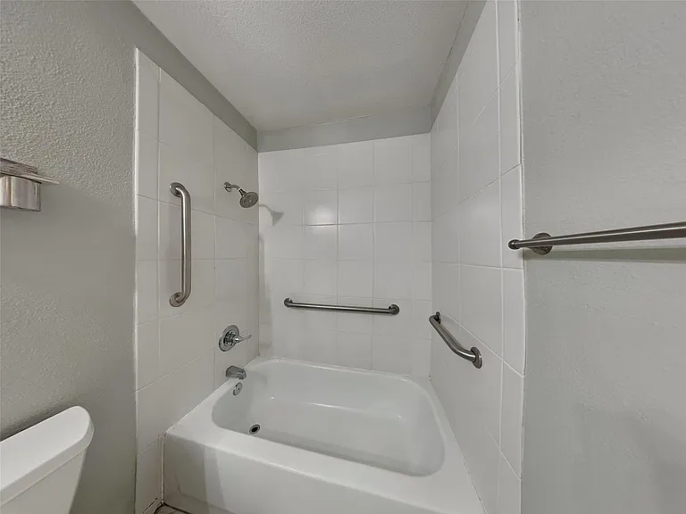 549 Park Center Blvd — Photo 12