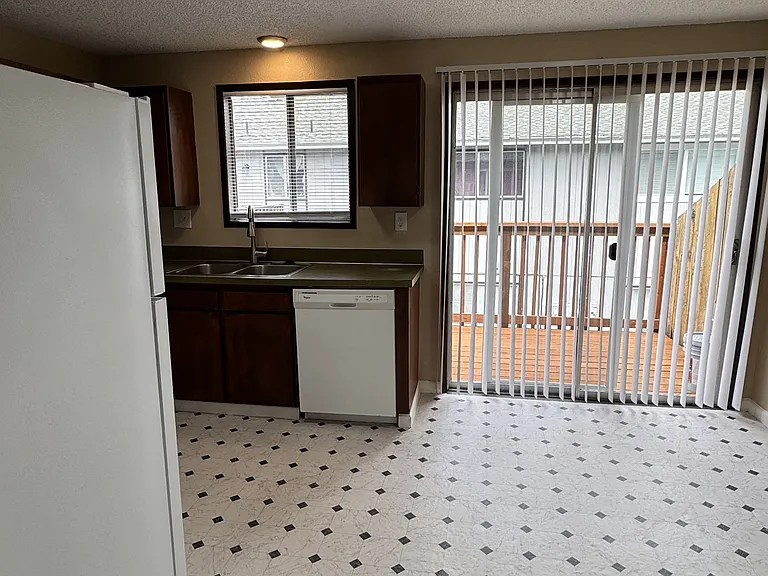 427 Hewitt Ave #13 — Photo 2