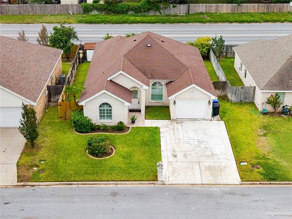 3 bed, 2.5 bath, 1447 sqft, $1,700 — Photo 2