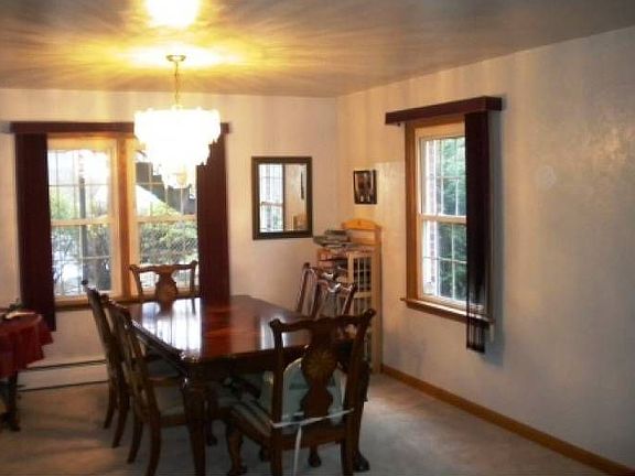 570 Bursselles Dining