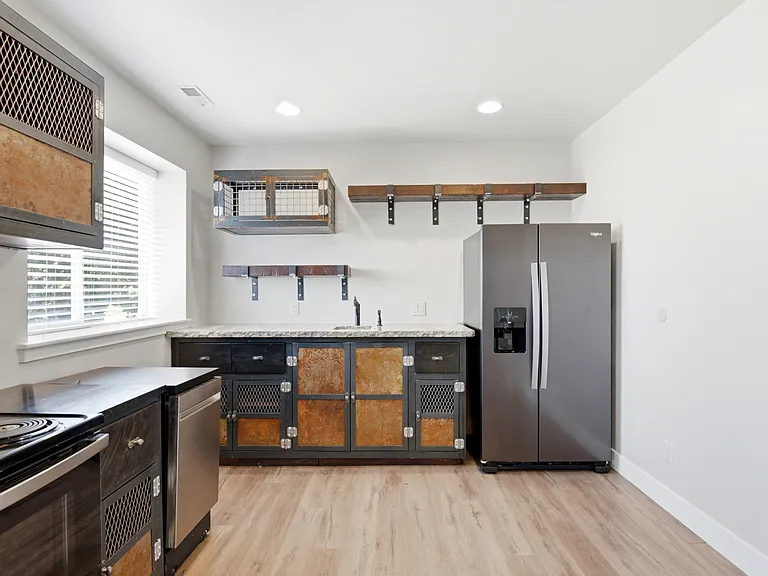 722 W Webb Rd — Photo 32