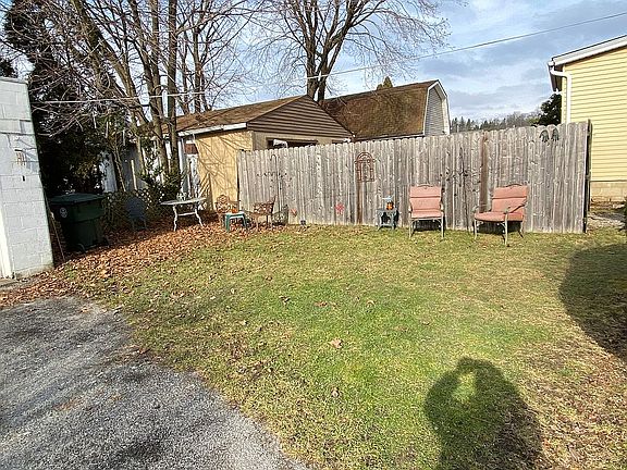 4th image of 305 Petain St