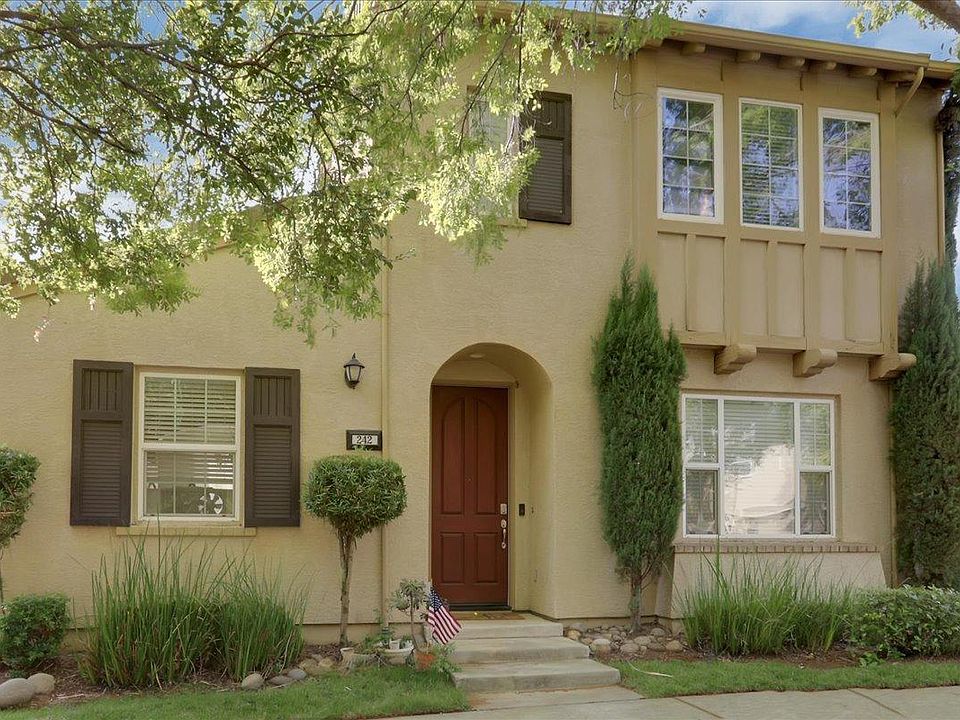 1st image of 242 Chambord Way #242