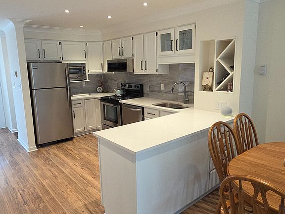 4th image of 4 Paradise Blvd #24