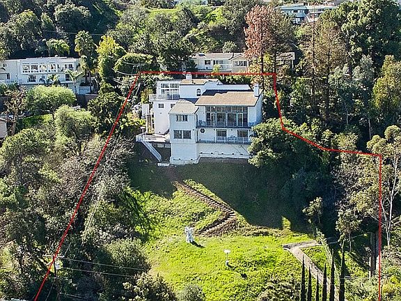 Lrge estate on 1/2 Prvt acre