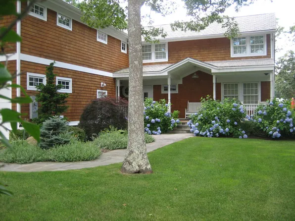 https://photos.zillowstatic.com/fp/6103ed16ac6e6c4bfa7de0657c57ce2c-p_e.webp