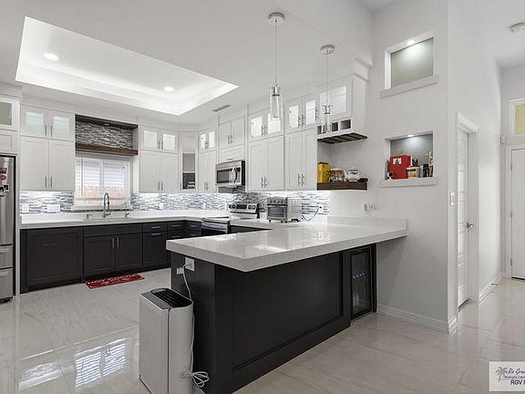3rd image of 6810 Woodlands Ave