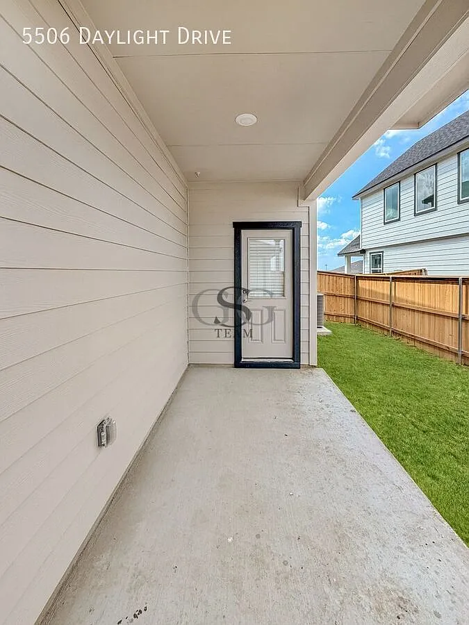 New Braunfels Beauty 4BR Home with Downstairs Guest Suite & Appliances Included! — Photo 4