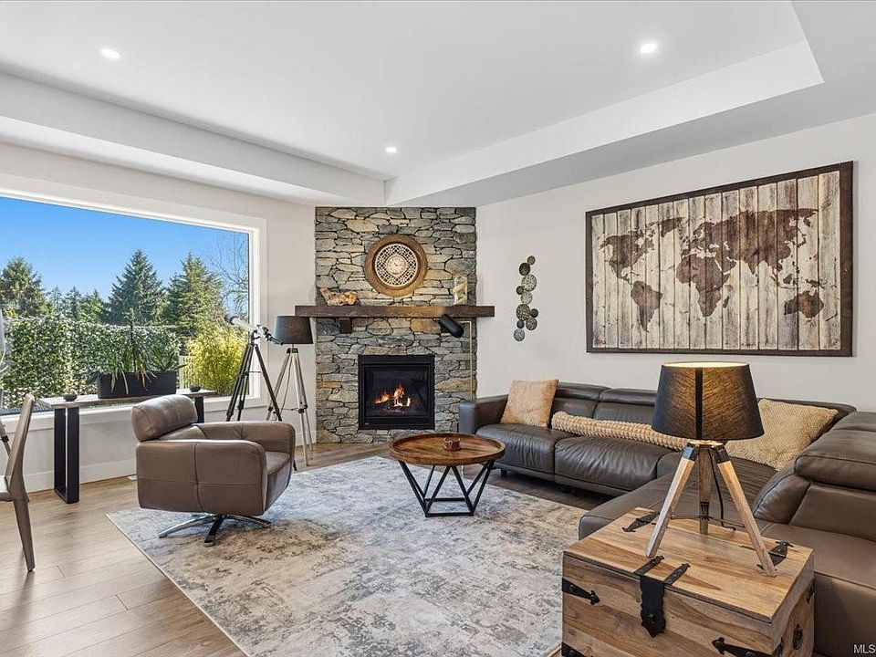 1st image of 136 Golden Oaks Cres