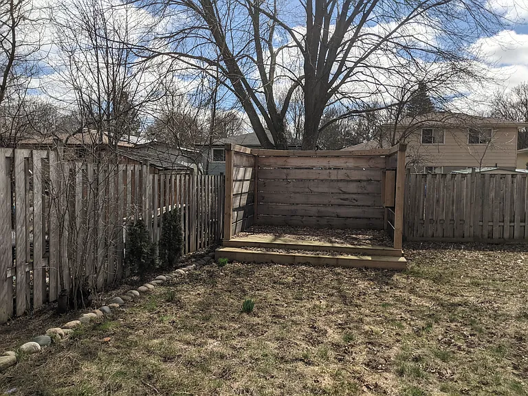 450 Midwood Cres — Photo 36