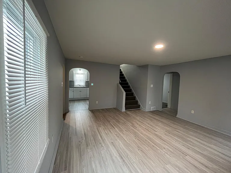 560 W North St — Photo 6