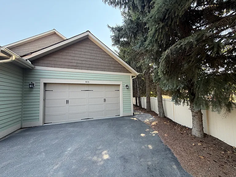 815 Parkway Dr — Photo 1