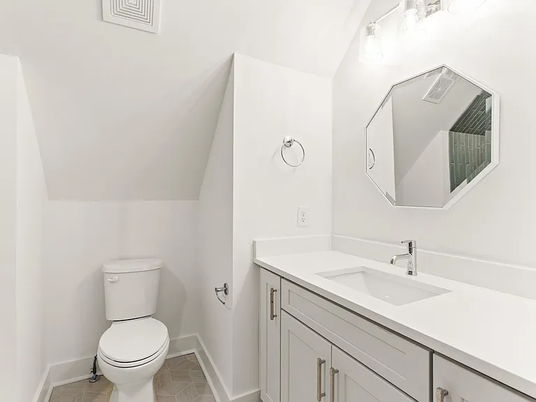 connected bathroom to 4th bedroom