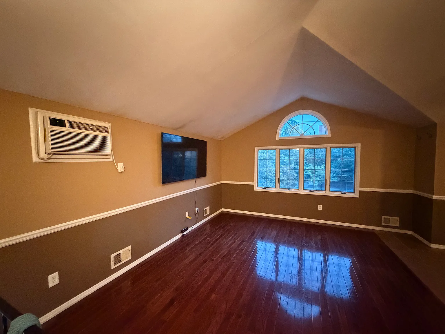 1 bed, $2,000 — Photo 1