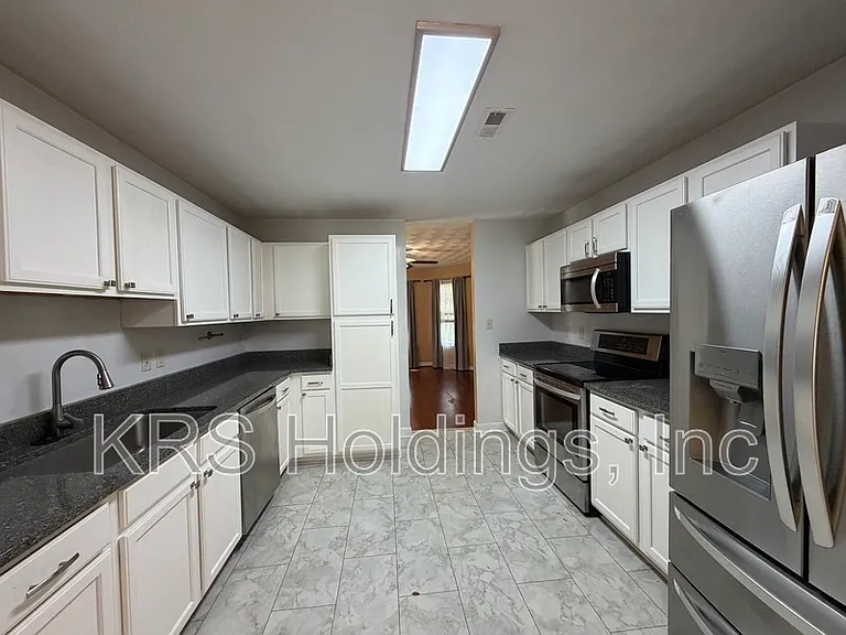 1129 Hampton Ave — Photo 5