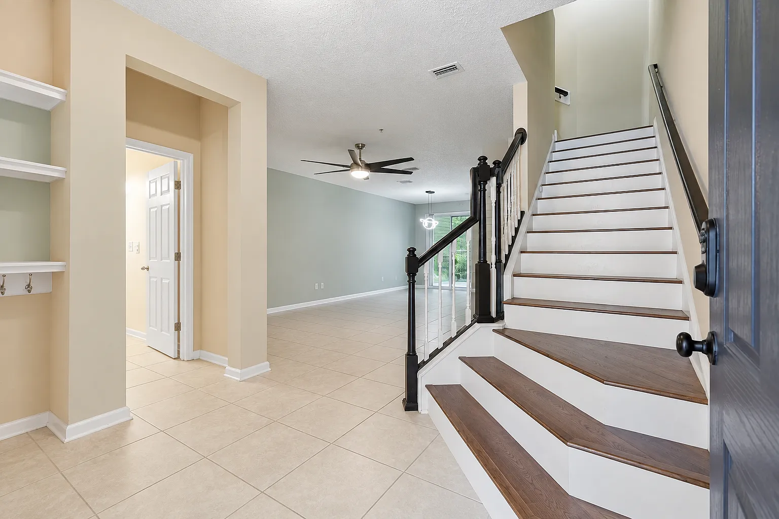 3 bed, 2.5 bath, 1526 sqft, $2,150 — Photo 2