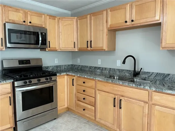 483 N Broadway St #3B, East Providence, RI 02914