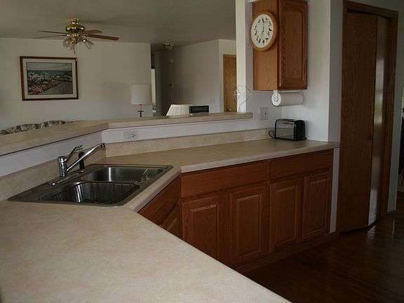 4th image of 131 Garnett Ave