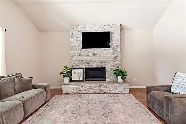116 Meadow Spring Pl — Photo 2