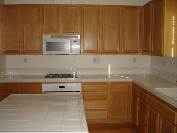 5th image of 384 Bishop Dr