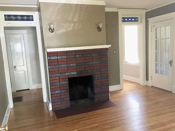 Hardwood - Transoms - Fireplace (hallway to the left to bathroom, 2 bedrooms, walk-in closet w/laundry)