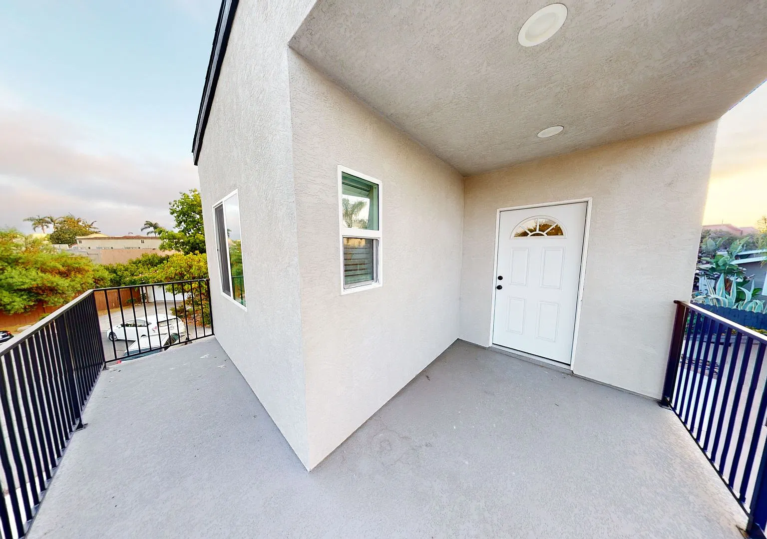 4BD/2BA with Large Upstairs Balcony! — Photo 2