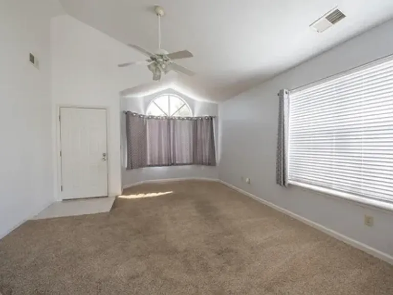 1072 Hampshire Pl — Photo 5
